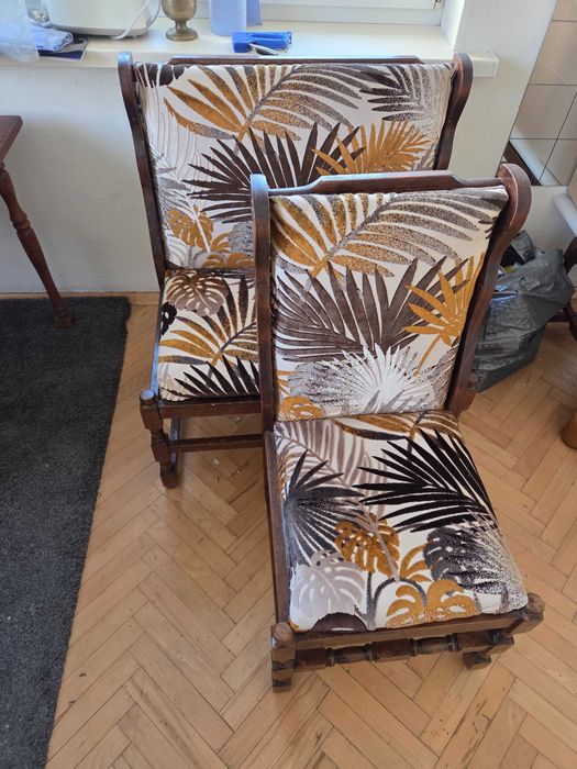 Дървена трапезна маса с тапицирани пейка и и столове