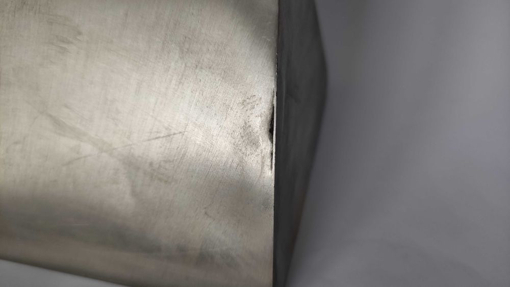 Висока стоманена ваза с модерен геометричен дизайн