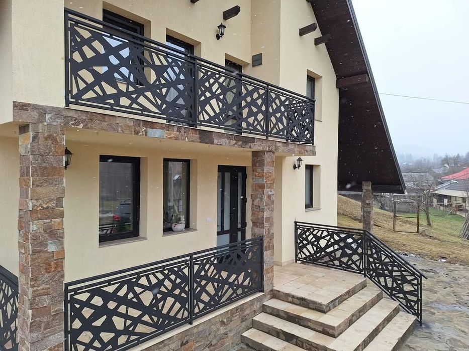 Balustrada din fier forjat și tablă decupată.