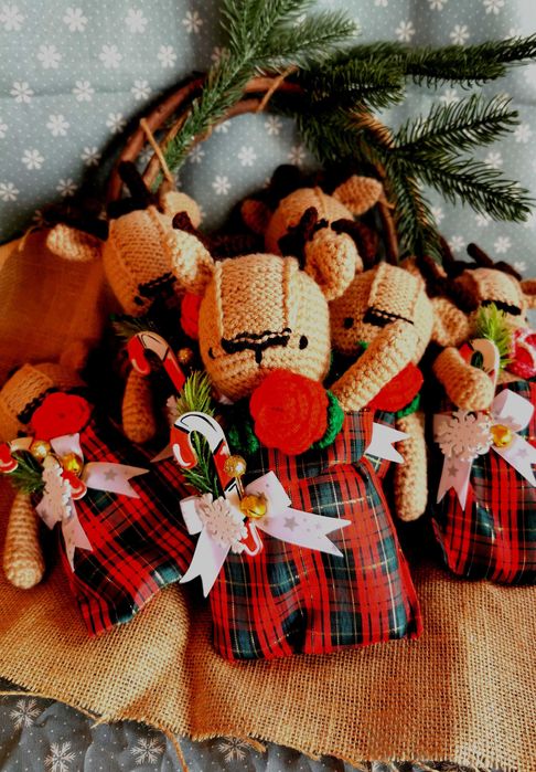 Decoratiuni handmade din ceramică – reni, oameni de zăpadă, sosete