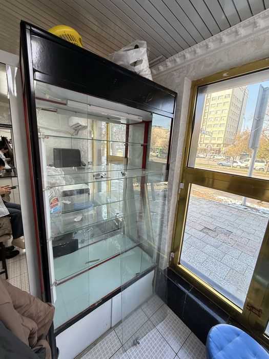Продается шкаф-витрина