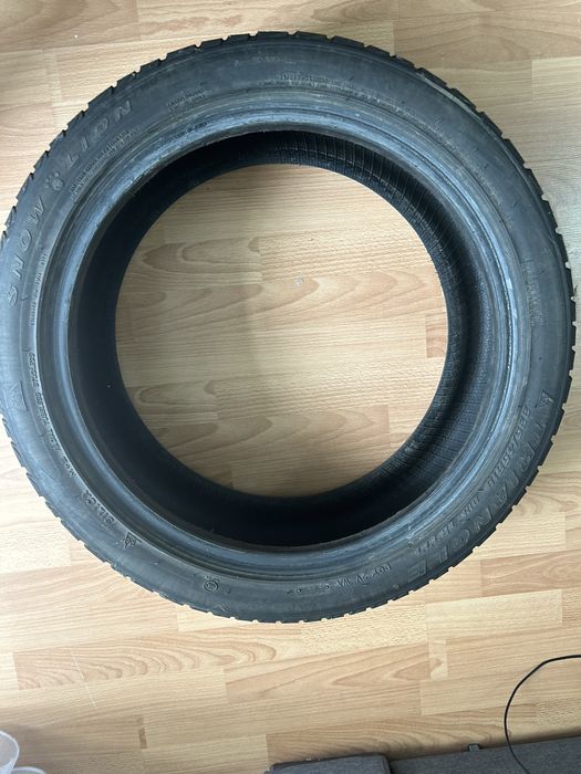 Продам зимние шины 225/45R18