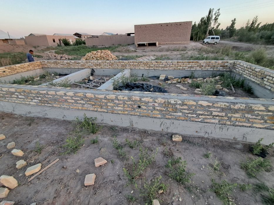 Жой урни сотилоди 400 кв