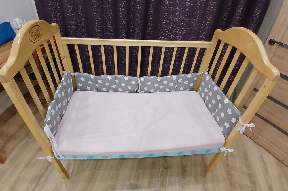 Детская кроватка с маятником