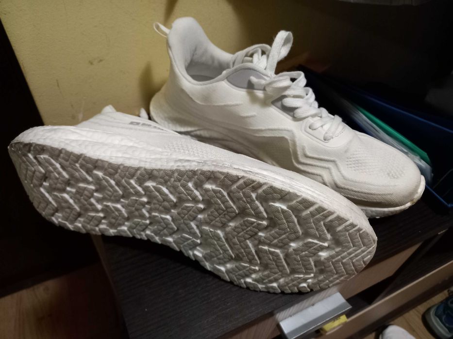 Vand adidasi 44, barbatesti, noi