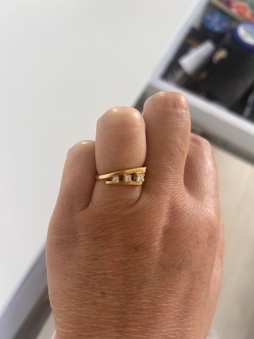 Продаю кольцо с бриллиантом