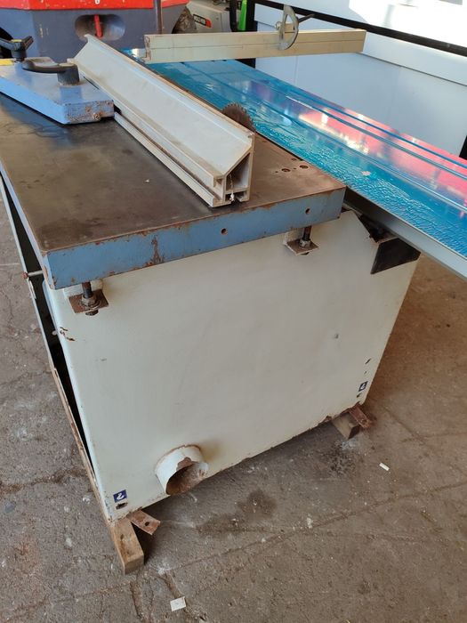 циркуляр за масив с чисто нова карета 1600мм.мотор 4 kw.без подрезвач