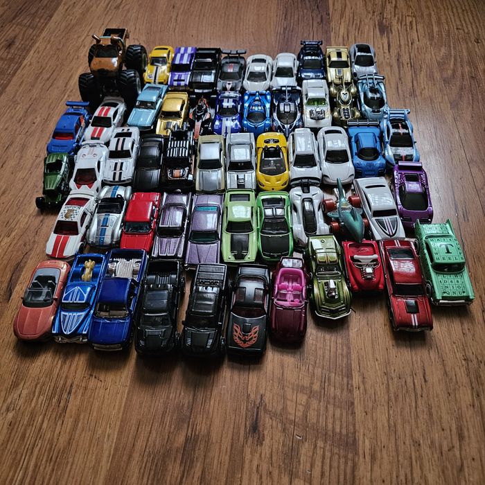 Кутия Hot Wheels и Matchbox  колички.