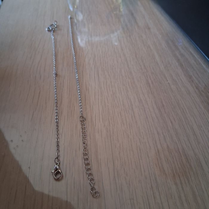 Гривна със сърце и прозрачни бляскави камъчета с удължение за врата. И