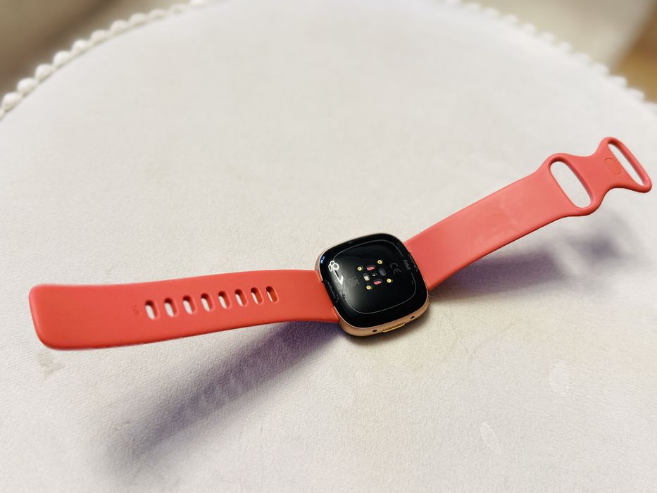Smartwatch Fitbit Versa 4, stare bună, cu încărcător