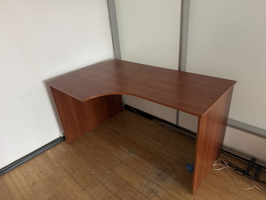 Офисная мебель (столы, шкафы)