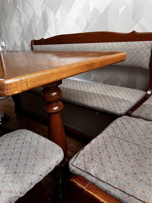 Стол и стулья в кухню