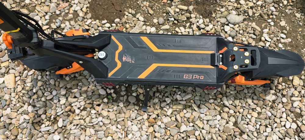 Vand trotineta electrica Kukirin G3 Pro utilizata 97% pe drumuri asfaltate.Are 830 km(reali) si a fost condusa cu prudenta, neavand zgarieturi majore!