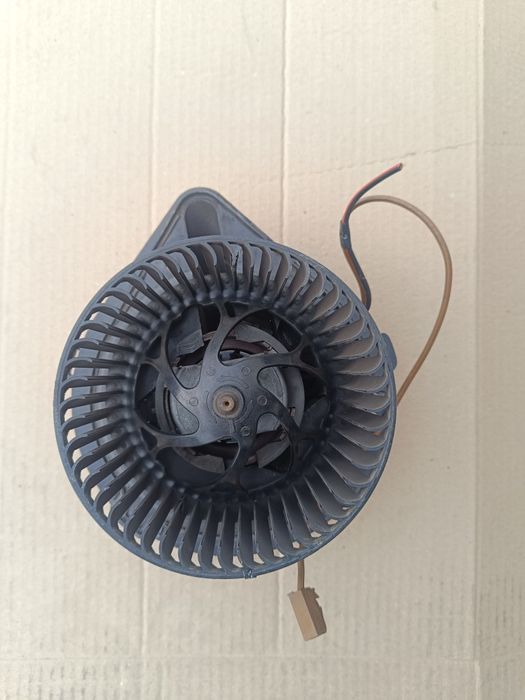 Моторчик печки на Audi A4.