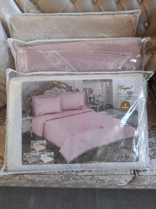 Луксозно покривало за спалня с дантели и панделки. Две калъфки