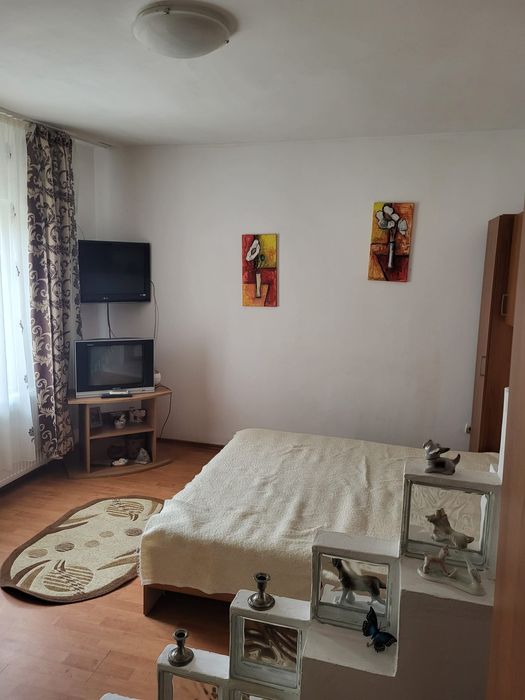 Închiriez cameră la curte