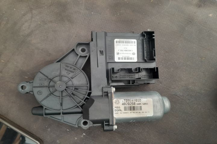Motoras macara geam fata stanga 1K0959793J / 1T0959701D 1K0959793J /
