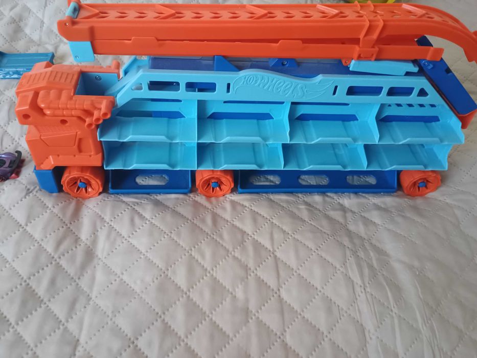 Продавам коли Hot wheels и камион транспортьор