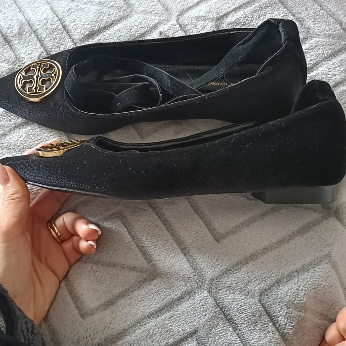 Balerini cu vârf ascuțit și barete (ankle strap) de la brandul Tata It
