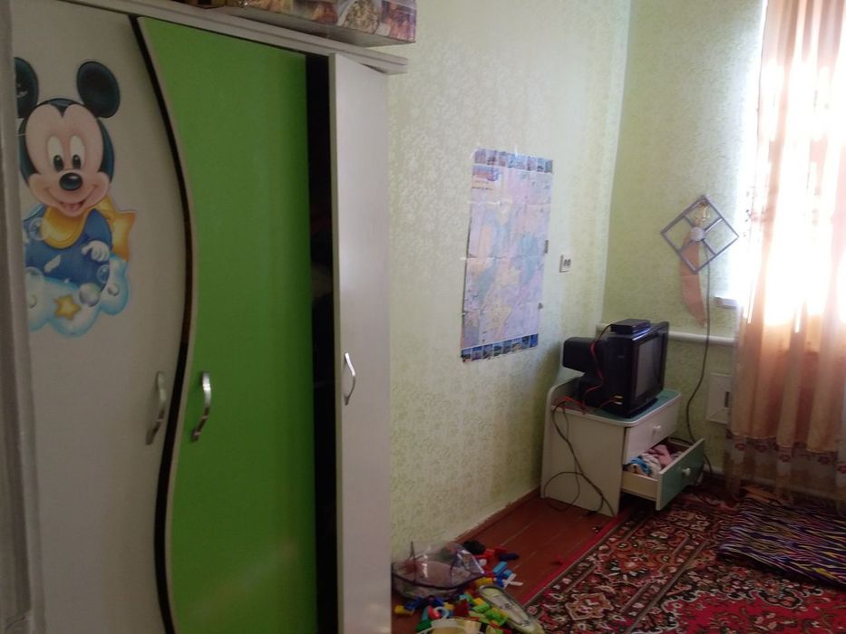 Uy sotiladi. 10 sotix Ishonchda joylashgan. Pishgan gishdan qilingan.