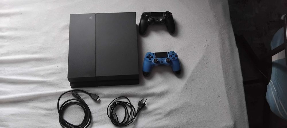 Продавам PS4 slim