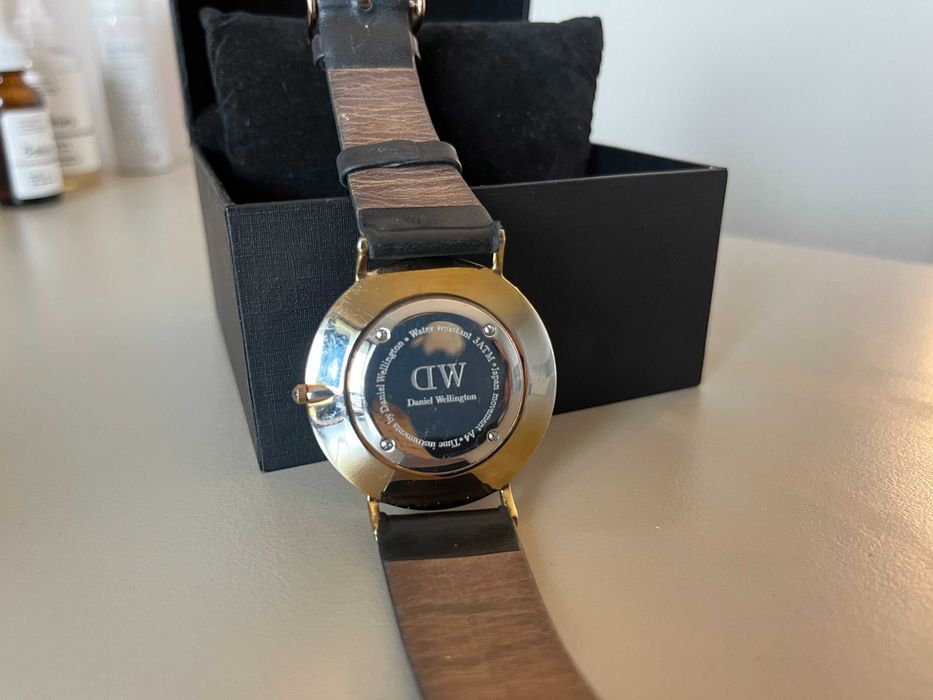 Дамски часовник Daniel Wellington DW00100036 Classic – 36mm НЕРАБОТЕЩ