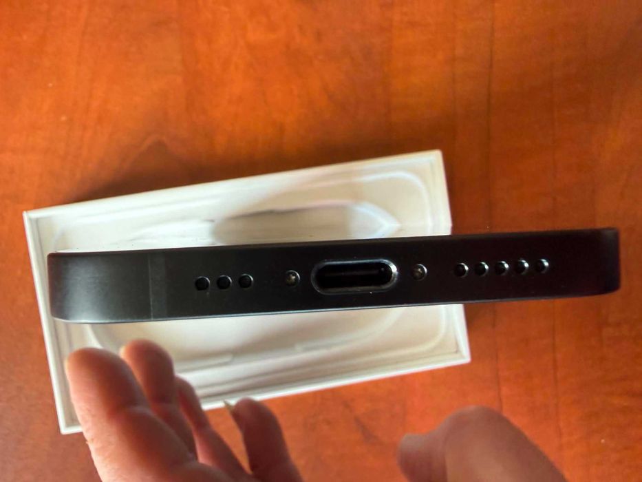 Iphone 16 e 128 GB като нов на 15 цикъла зареждане