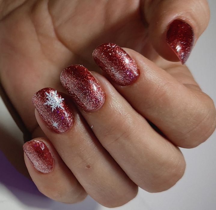 Ofer servicii de manichiura cu gel