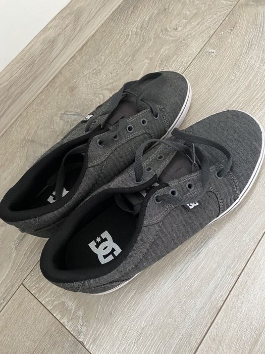 Tenisi DC numarul 40,5