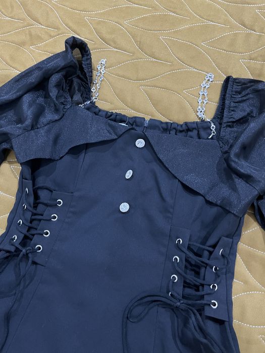 Короткое черное платье