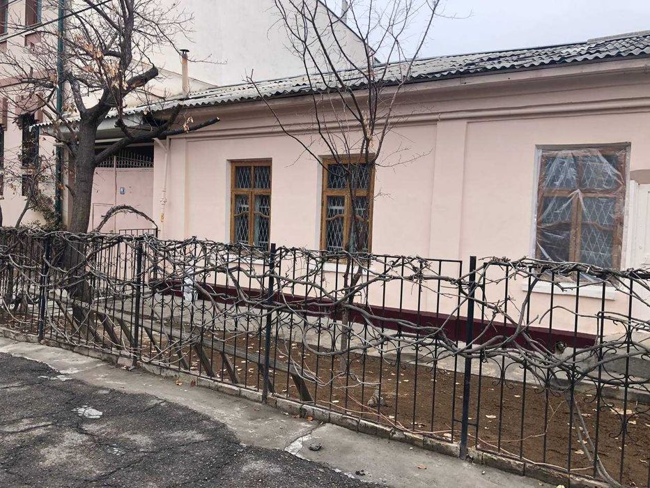 Участок возле гимнастики в юнусабаде