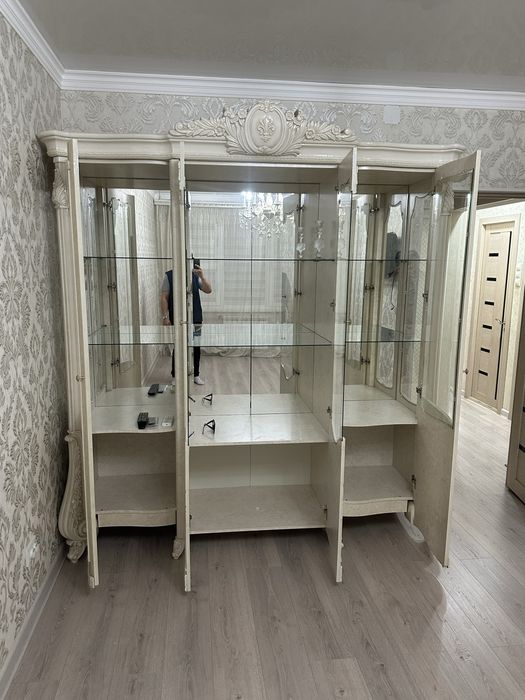 Шкаф сервант белый