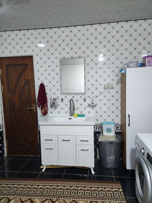 Катта уй сотилади.