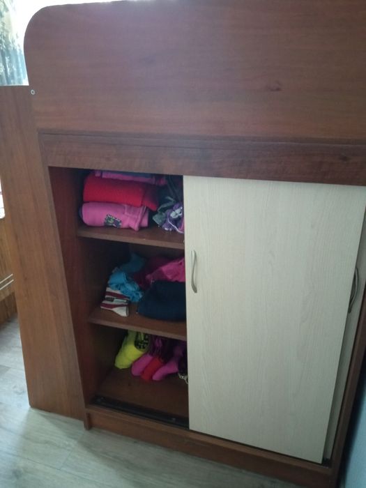 Детская кровать вместе со шкафом