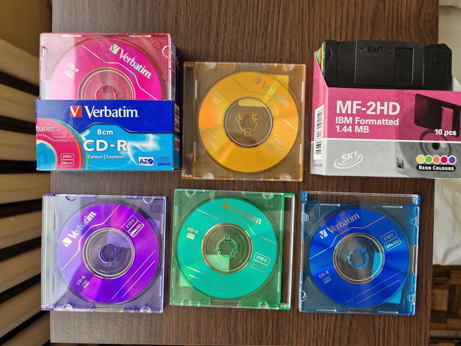 Продавам мини дискове CD-R и дискети 1.44 MB