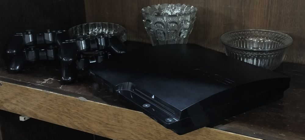 PS3 holati ideal. 4ta Joystick, 2 ta zaryadka kabeli bn.
Narxini keli