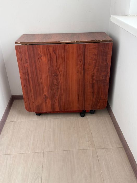 Продам стол, тумбочки