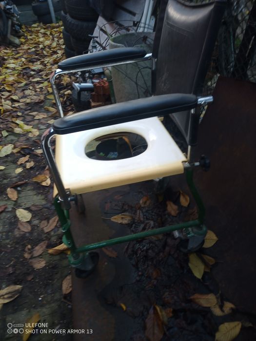 Инвалиден Санитарен стол с тоалетна