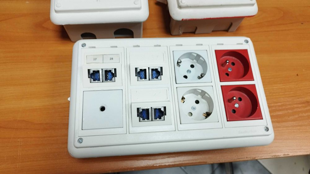 Конзоли с контакти и R&M - FTP розетки 6 и 8бр Cimabox