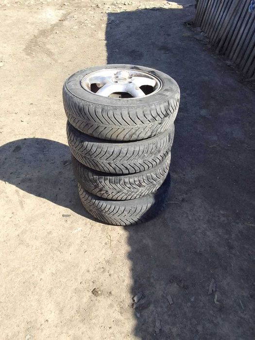Vand cauciucuri de iarna  cu jante de aliaj