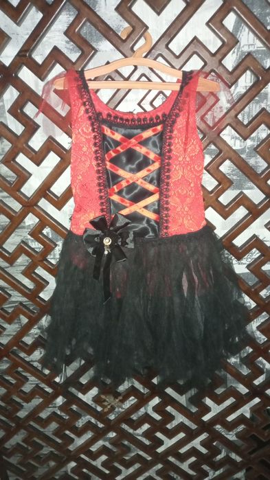 Платья к празднику  на 6-8 лет