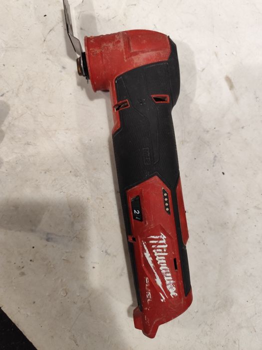 Безчетков акумулаторен мултитул Милуоки Milwaukee M12 FMT+ 4Ah
