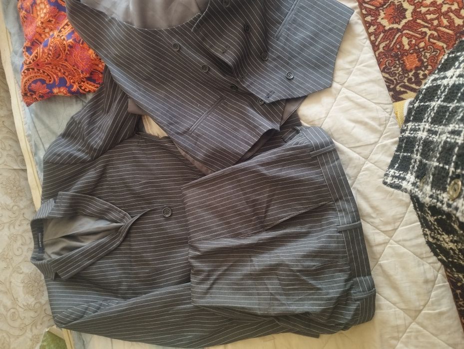 Продам костюм новый