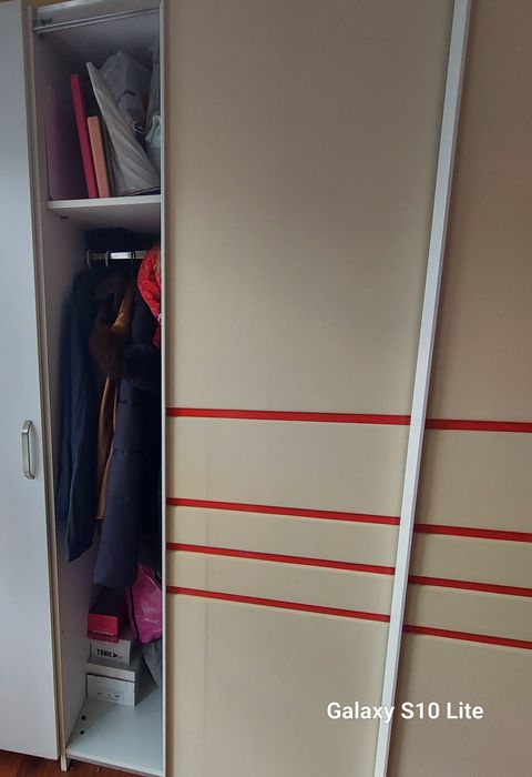 Dulap deosebit cu ușile învelite în piele eco