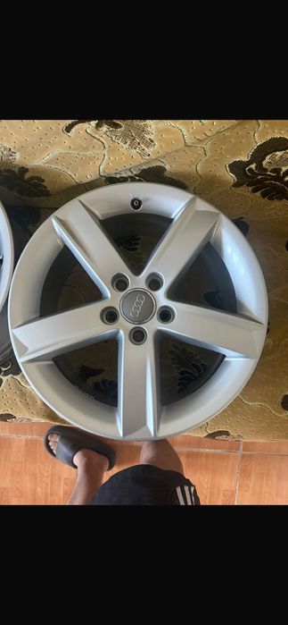 Vând jante R17 originale Audi
