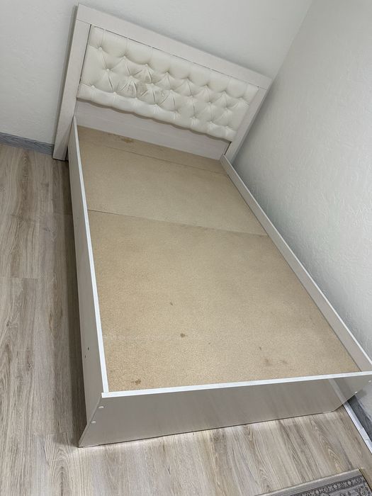Продам кровать  без матраса