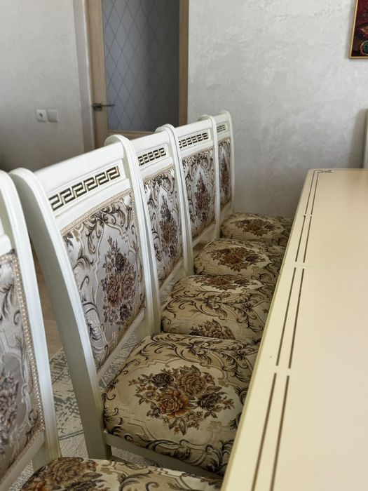 Стол стульчиктерімен бірге сатылады