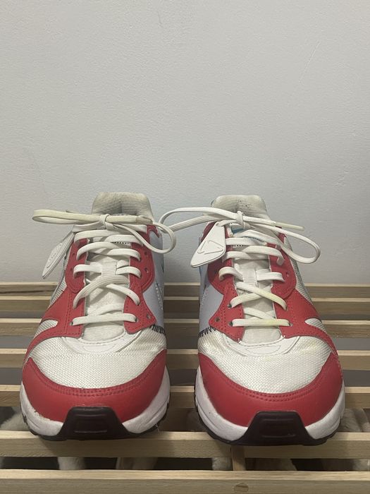 Adidași Nike albi cu model roșu și albastru