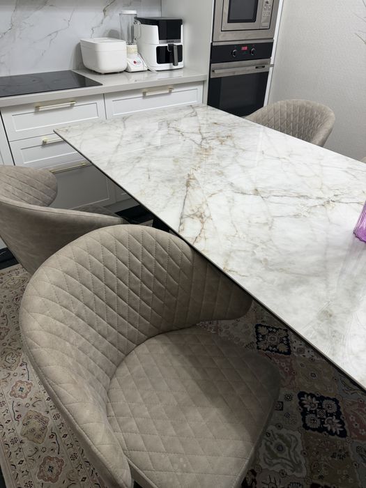 Стол вместе с стульями