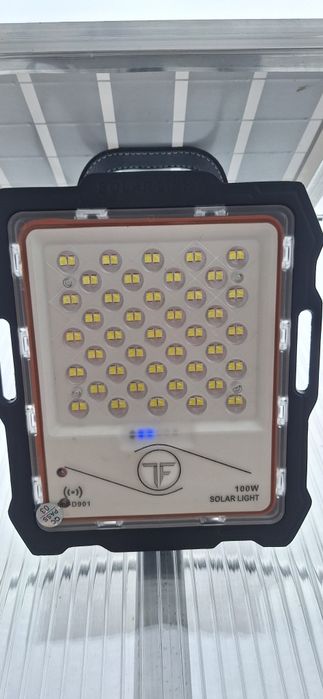 Nou  Proiector solar 100 w bateria tine 12 ore produs nou trimit oriun